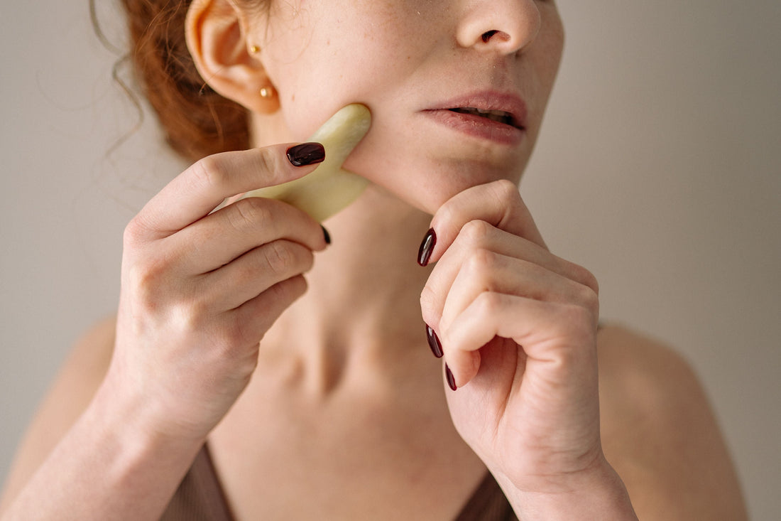 Gua Sha Visage : La Technique Complète pour Débutantes (et les Erreurs à Éviter)