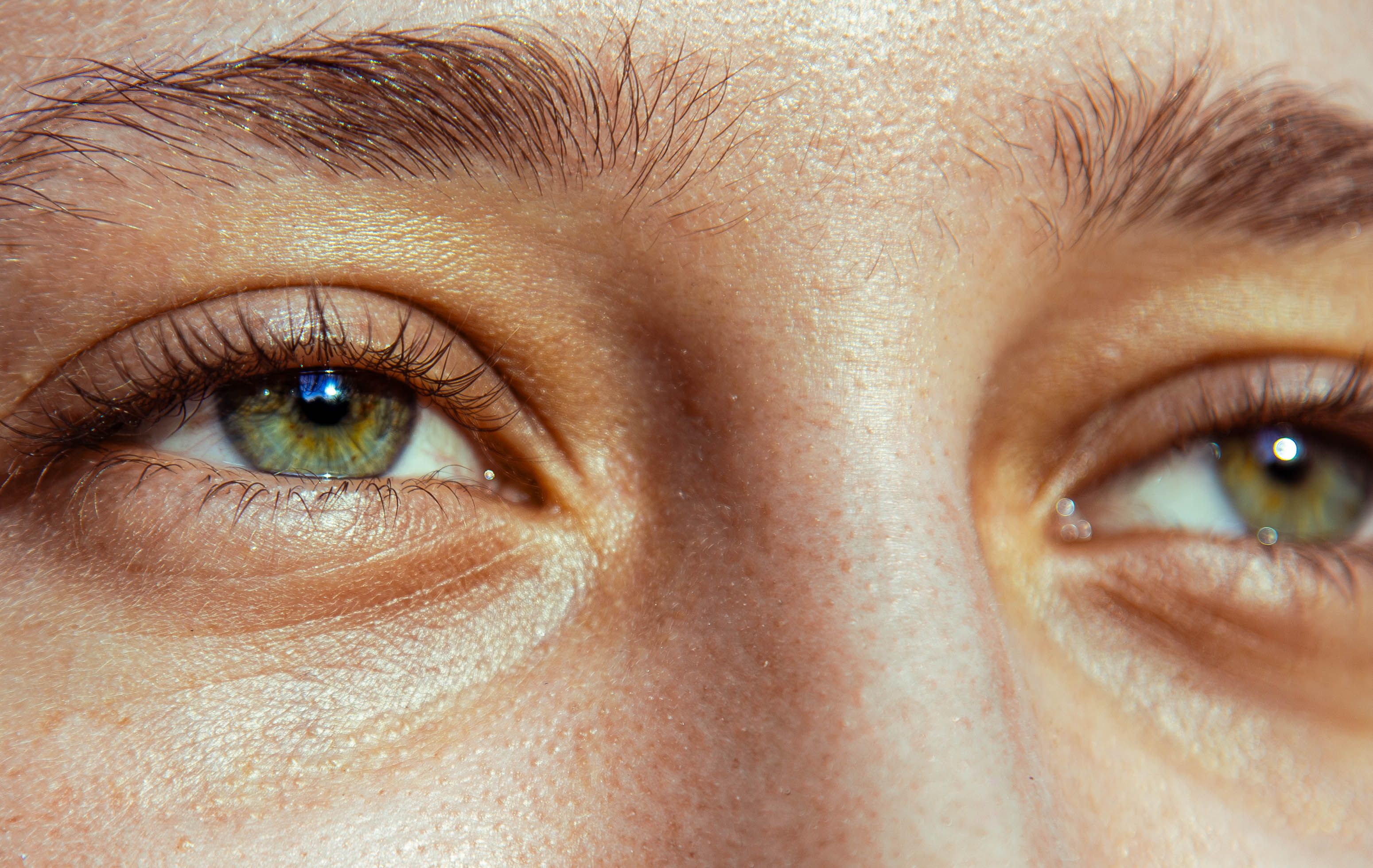 Cernes et poches sous les yeux : la routine K-beauty du matin pour un regard frais en 5 minutes
