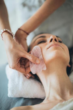 Gua sha, rouleau de jade : lequel choisir pour sculpter son visage ?