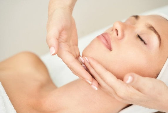 Visage gonflé au réveil : pourquoi cela arrive et comment retrouver des traits plus reposés ?