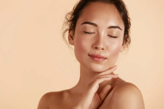 Rouleau de massage visage à pics – Décongestion & massage sculptant